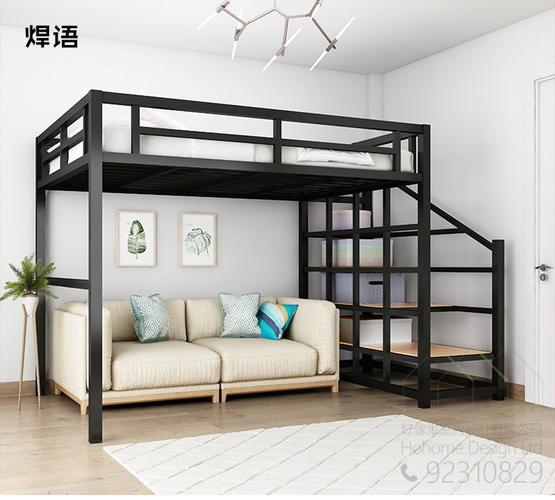 黑色金屬方管高架床示意圖,上層架起睡床有護欄,下層放一張米白色布藝梳化配藍綠色靠枕,右邊一組黑框開放式梯級層架兼作上落樓梯,牆上掛兩幅綠色植物掛畫,地面鋪木地板。