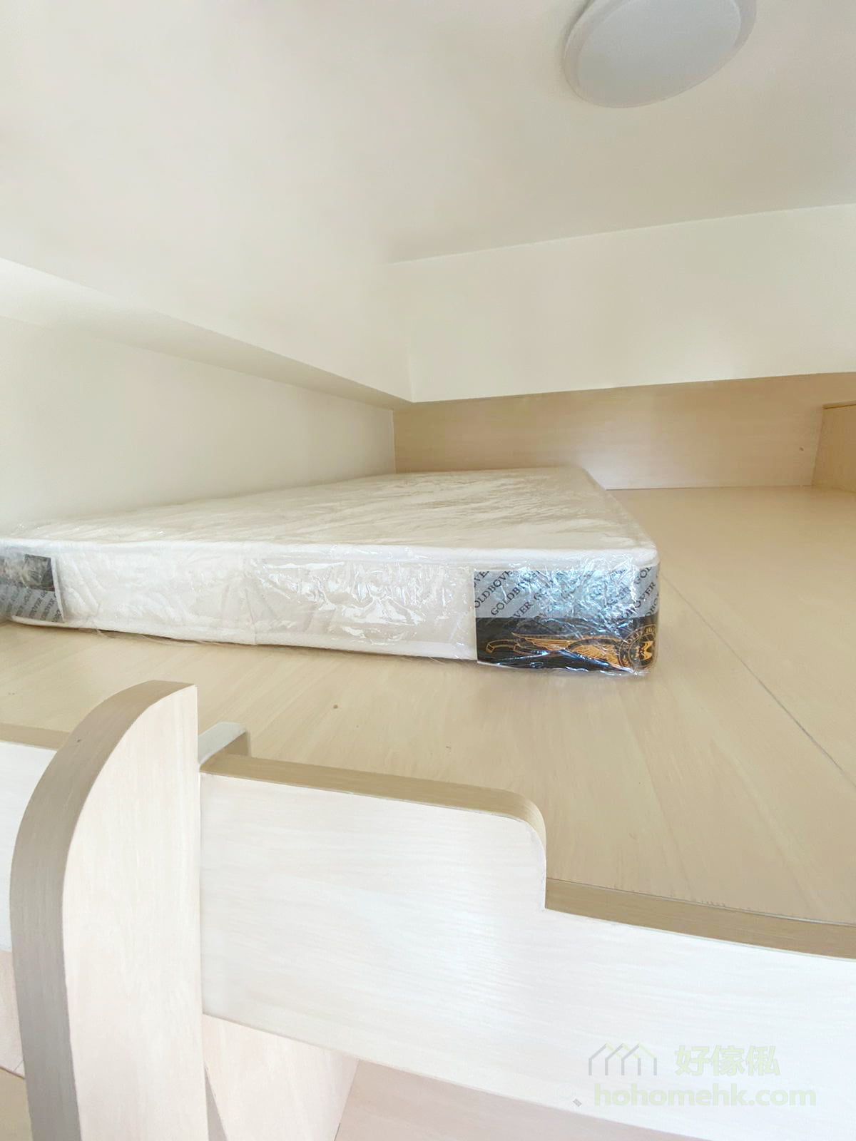 客廳夾層, 善用空間打造出雙層生活空間，將床褥推到貼牆的位置，遠離圍欄，會使有少許畏高的用家使用夾層時倍感安心。