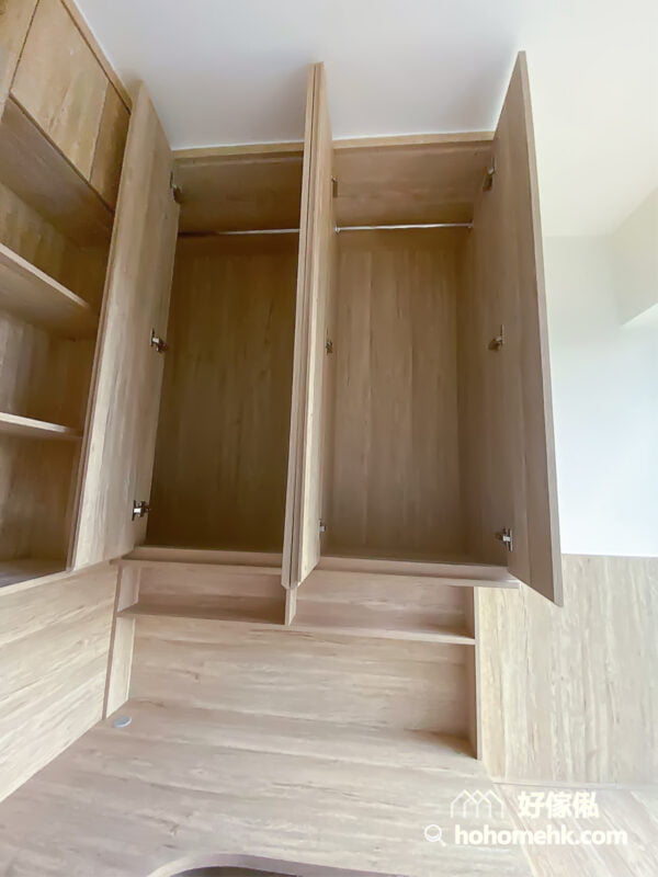 睡房的地台床連書櫃衣櫃連成一體, 提供足夠的收納功能又美觀