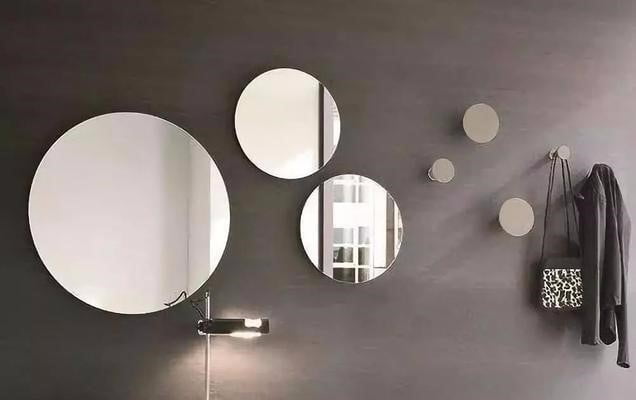 如果想讓你的家有一種藝廊的感覺，可以收集不同形狀或是款式的鏡子，將它們排列在牆上形成畫廊風格或幾何圖形。