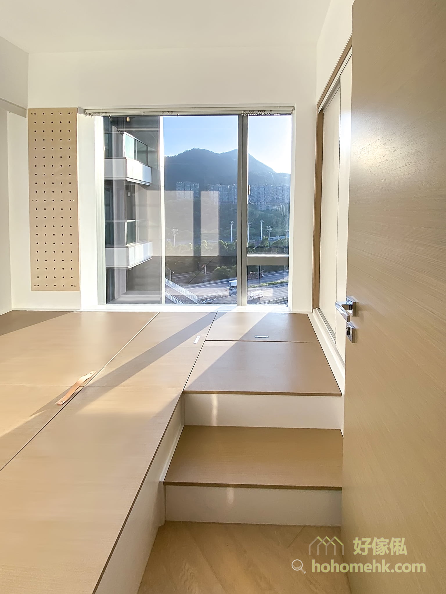 睡房地台床連衣櫃設計, 木色系統櫃變出療癒的空間