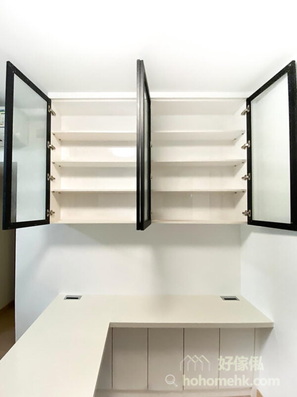 客廳的玻璃吊櫃配座地儲物櫃，上輕下重，令空間感增加，同時可以兼顧展示和收納的需要