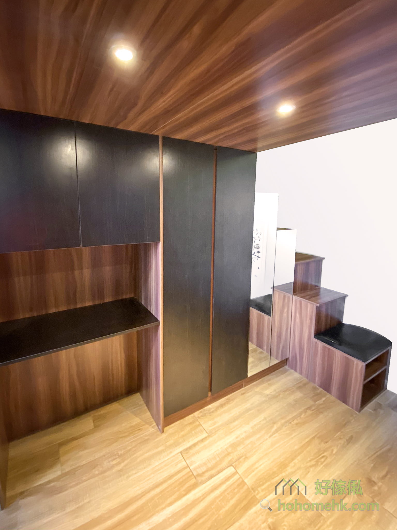 客廳特色夾層, 玄關櫃及樓梯收納櫃一體成形
