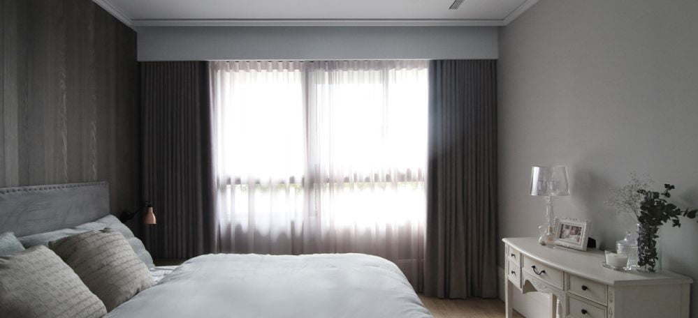 雙層窗簾兼具美觀與實用性，讓睡房不受光線、嘈音和溫度的影響，從而提升用家的睡眠質素。