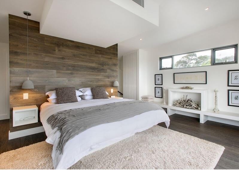 用木飾板當做床頭板，除了裝飾作用外，也讓牆身得到保護，給睡房帶來了溫馨質感，令人感覺更舒服一些