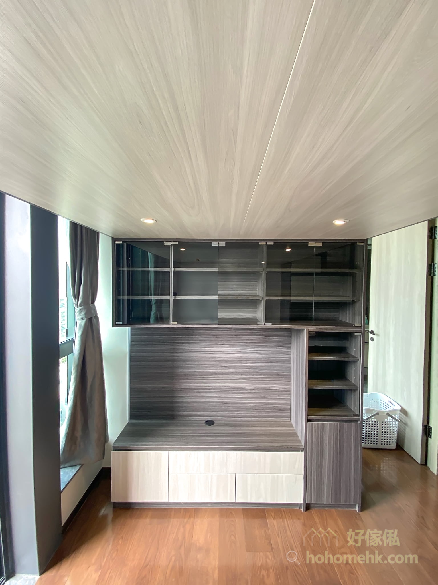 整個夾層與儲物櫃用了深淺不同的暖木色，為小空間打造出層次感與設計感