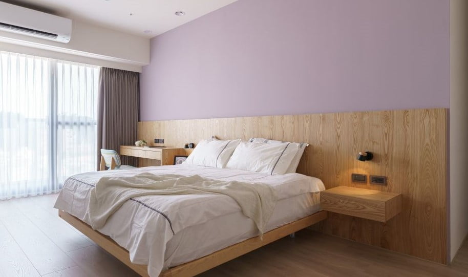簡單造型的層板或懸空式的設計，不只同樣能做到床頭櫃的機能，更讓房間多了一份輕盈感與空間感