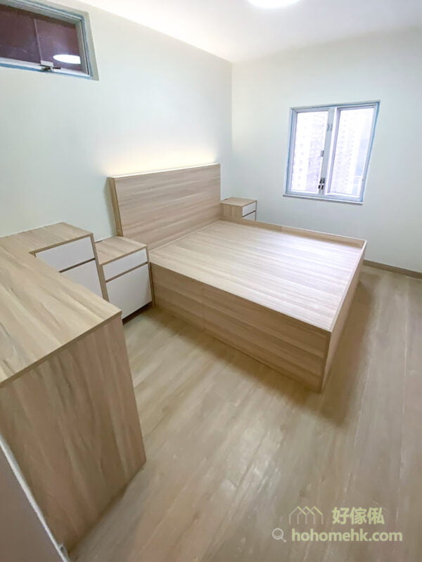 對稱式床頭櫃是最經典的床頭櫃擺法，左右兩側都會放上相同款式和大小的床頭櫃，視覺上很公整，而且確保床的兩邊都可以上落，尤其適合用於雙人床