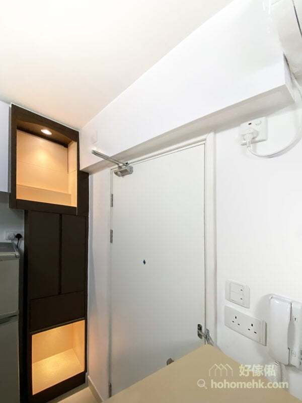 隱藏冷氣喉的吊櫃，可因應空間的佈局，打造成具有收納功能的儲物吊櫃，並在底板裝上射燈或燈帶，成為空間的輔助照明