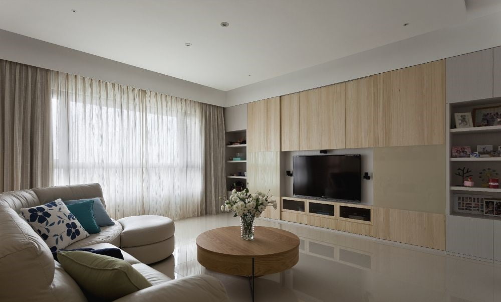 如果客廳牆身是淺色系，例如白色、米色、淺灰色等，搭配上一個原木色的電視櫃，整個空間就會顯得更加輕鬆自然而又有氣質