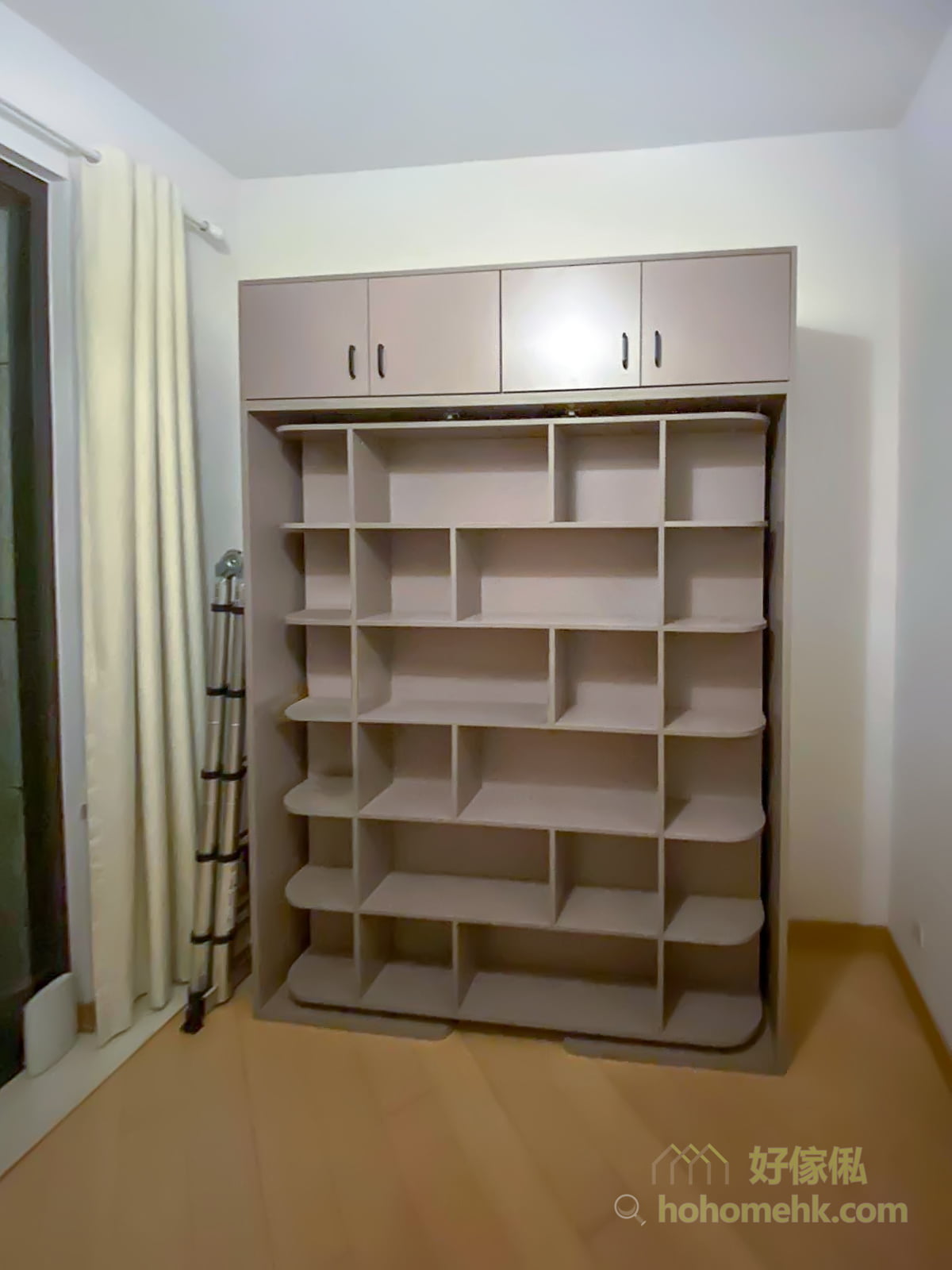 機能書架床, 一整面高身書櫃可以擺放很多書籍和裝飾，如果配合收納籃使用可以收納更多日用品