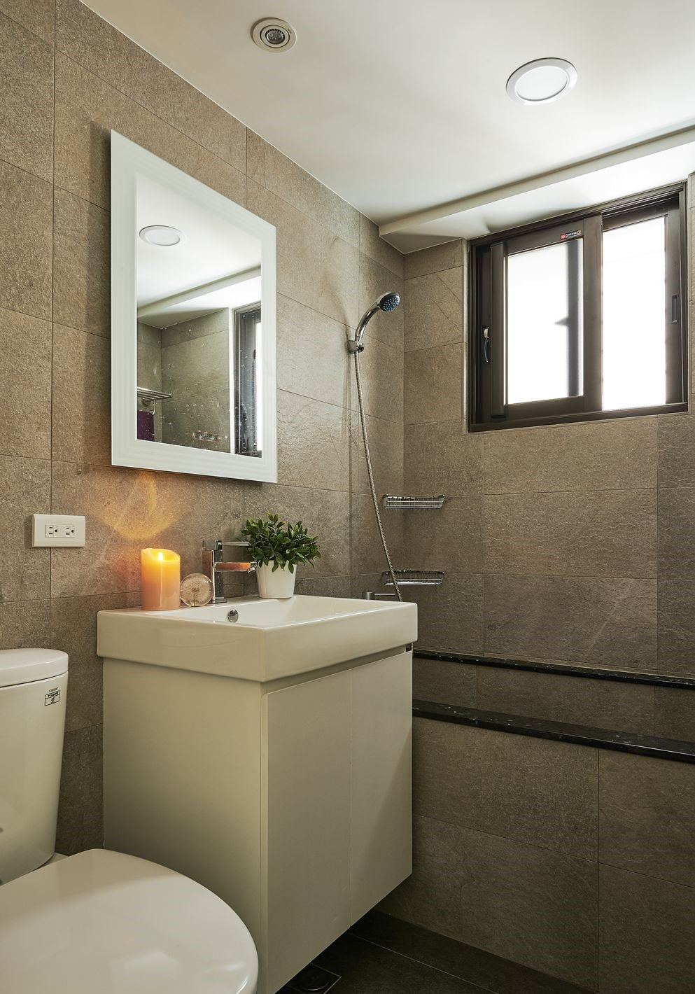 在浴櫃枱面擺放綠色植物，不單具有除味吸潮的作用，又有美化裝飾的效果，為整個空間注入生氣