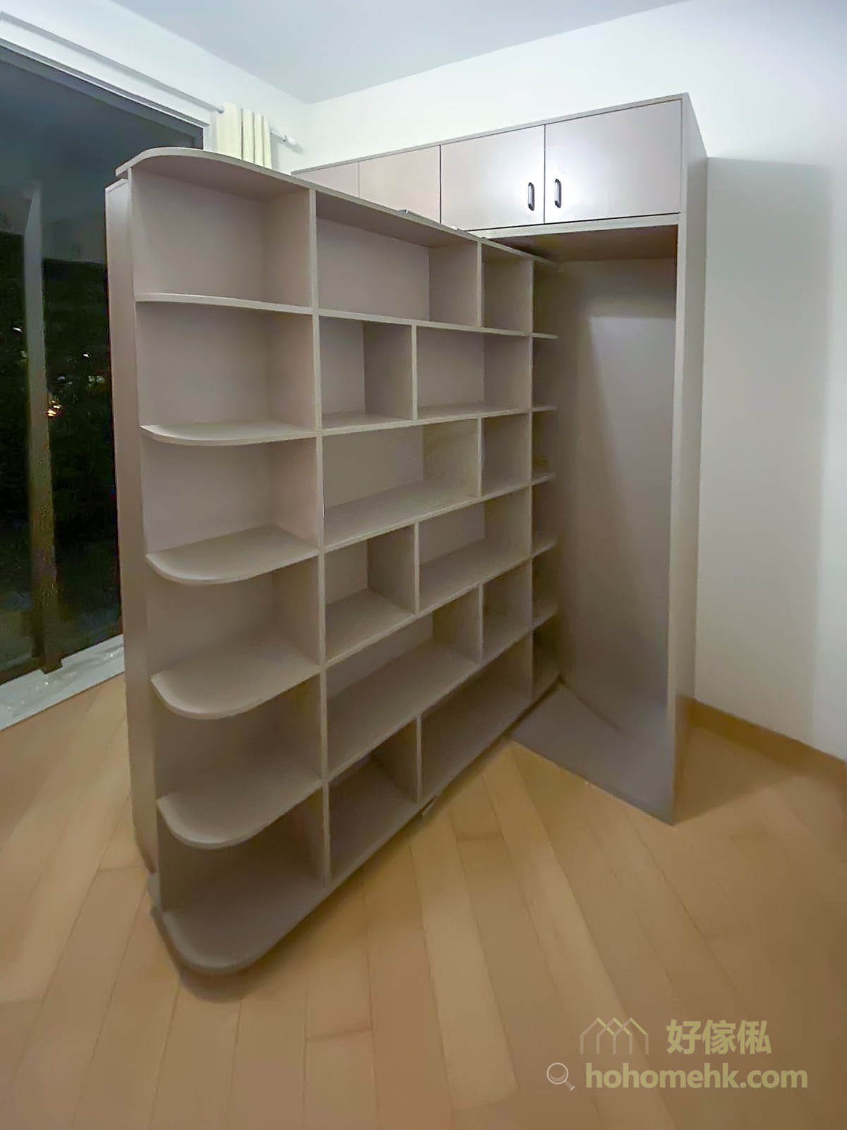 機能書架床, 表面看到的是一個書櫃，180度旋轉之後就變成一張下翻式的機能床