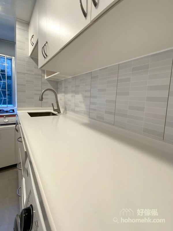 狹長型的廚房，採光通常都不太好，用白色作為廚櫃的主色調，廚房顯得光猛，有放大空間的效果，空間感更好。