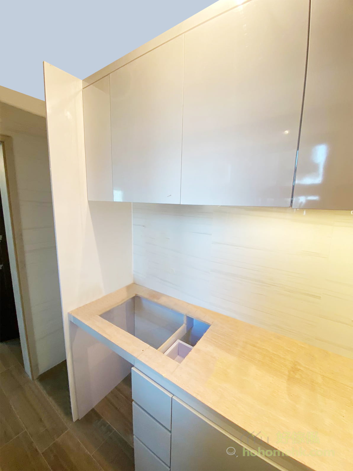 光面的廚具櫃門，容易打理，用抹布清潔便可；淺灰色櫃門有放大視覺空間的效果，但又不會過份刺眼，充滿現代感