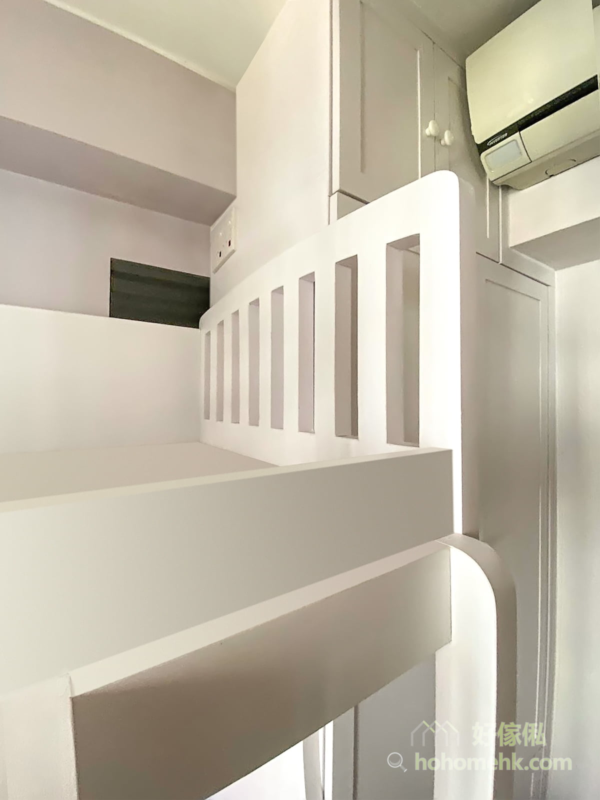 以純白、暖白或象牙白等白色作為系統櫃的主要色調，讓室內空間增添一份小清新風，而且白色也能提升空間感