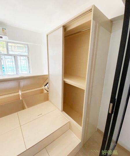 無印風地台床連衣櫃及玻璃趟門, 用了玻璃趟門作為房間的間隔，讓窗外的自然光可以穿透整個室內空間，不只限於照射到睡房