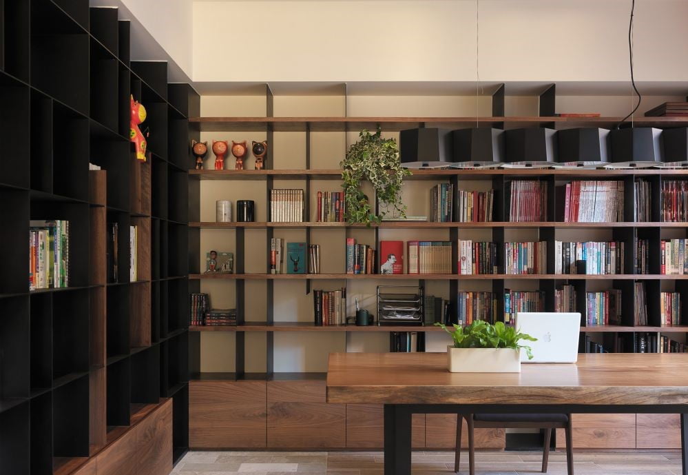 一個設計得好的書櫃是非常重要的，可以令空間看起來不那麼壓迫，同時還能成為空間裡漂亮的背景