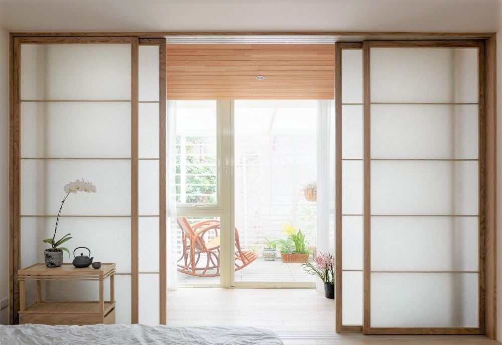 如果想要現代日式簡約風，趟門可以選擇淺木色來營造明亮感受，例如梧桐木、白樺木、山毛櫸、硬楓木、橡木