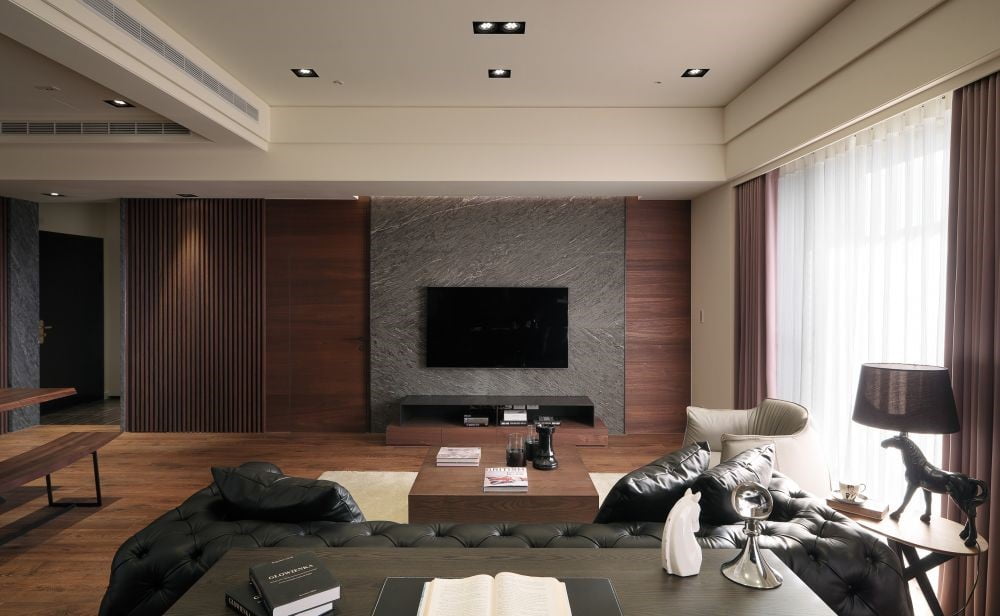 在一些比較端莊穩重的客廳搭配中，顏色太淺可能壓不住空間的檔次感，因此可以考慮選擇一些黑木色或胡桃木色的電視櫃，這樣可以讓空間整體更加端莊沉穩