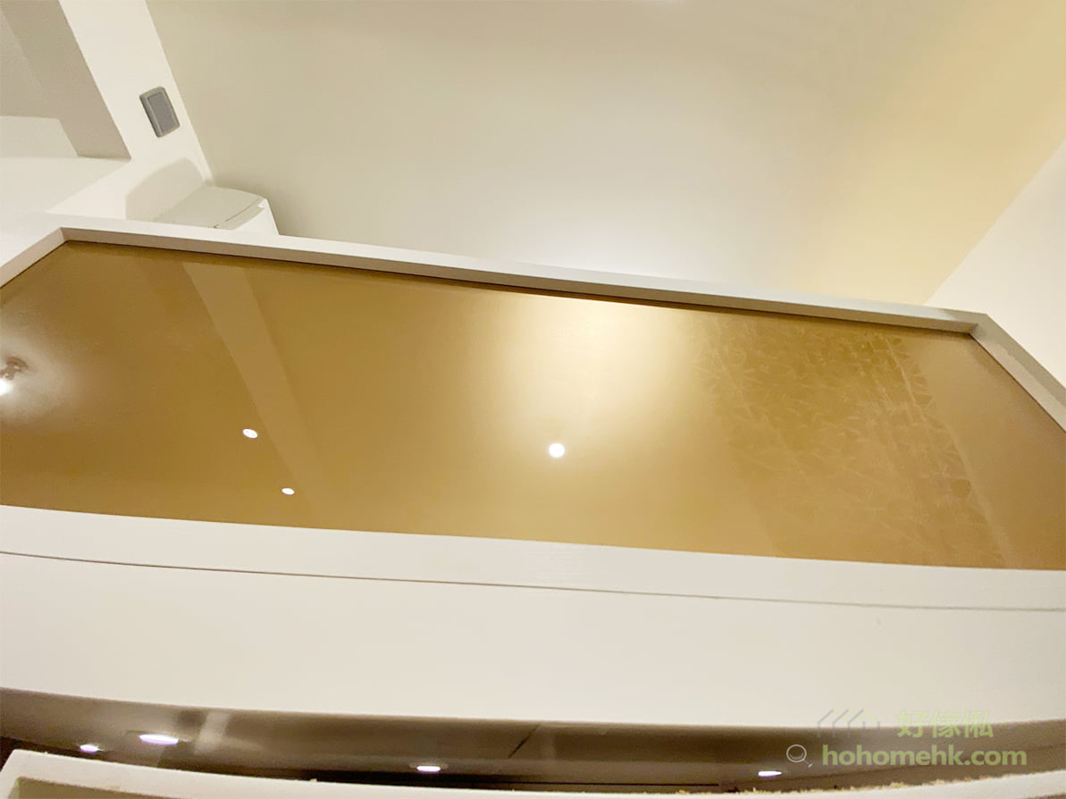 磨砂玻璃可以做到透光而不透明的效果，用於夾層床的圍欄可以採光同時有一定的私隱度
