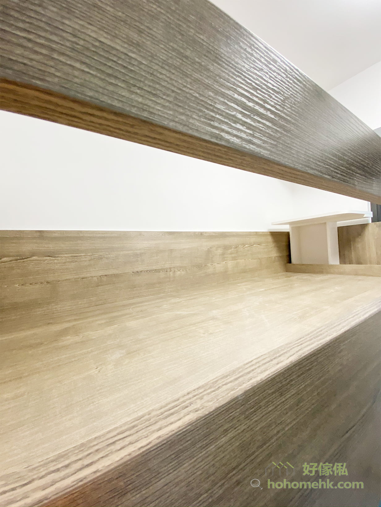 碌架床、衣櫃、書枱及書櫃的板材以咖啡色及米白色木紋組成，咖啡色與地板配襯，米白色則與牆身顏色呼應，系統櫃與地板及牆身運用相同色系，讓空間配色更和諧