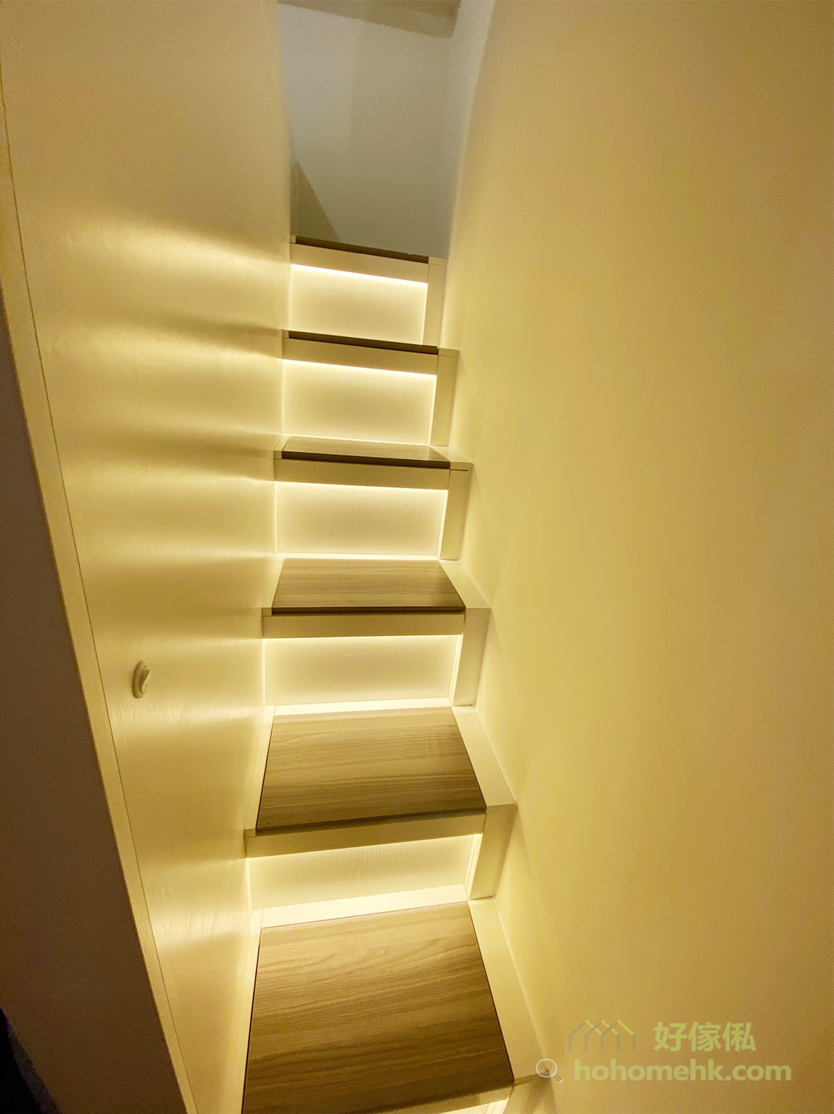 用盡房間的寬度在床尾位置打造直樓梯，不用轉彎不用爬，加上台灣設計師精心計算樓梯的高度和深度，讓上落都輕鬆、好行