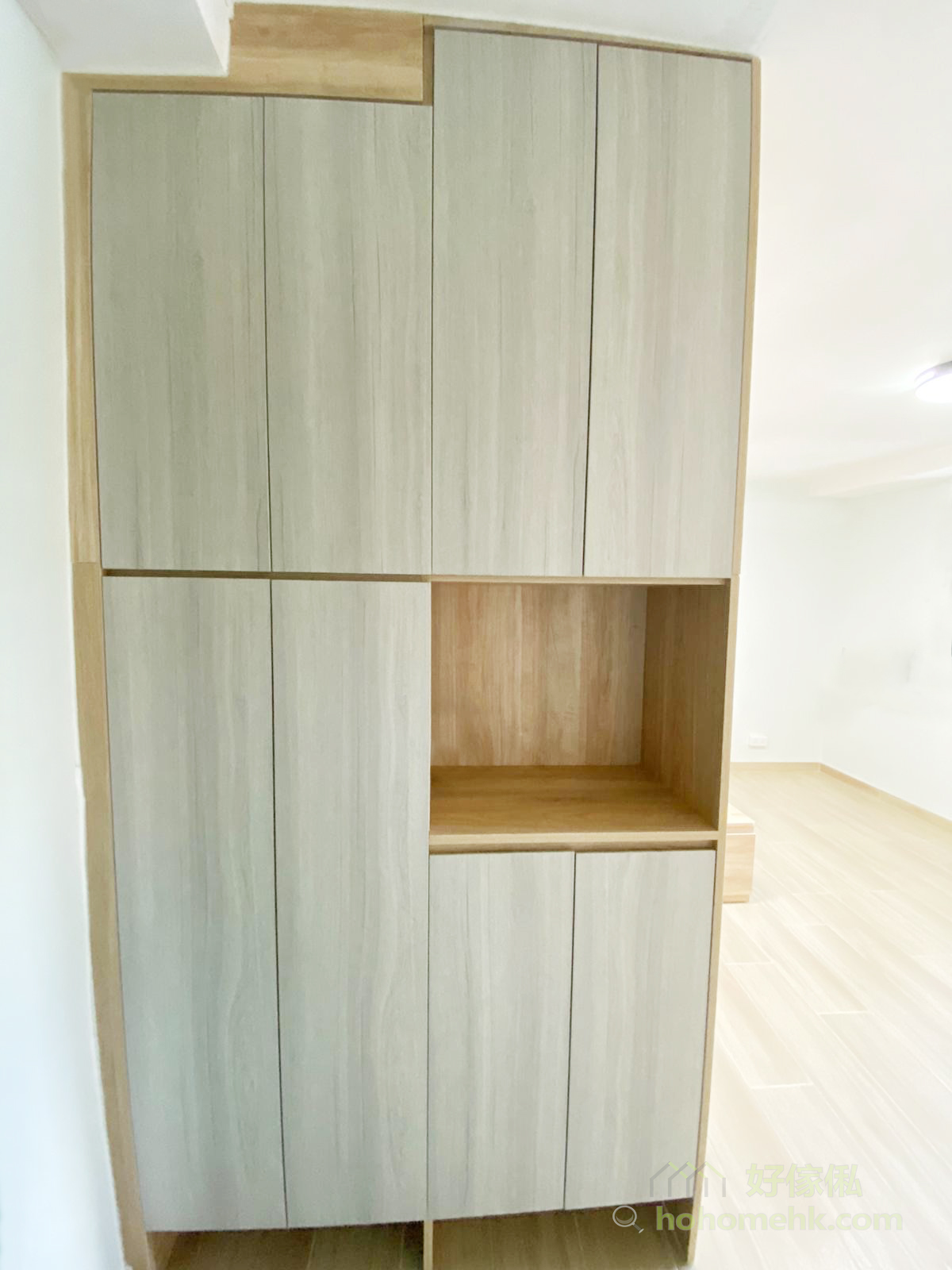 使用同系列的系統櫃貫穿整個空間，空間風格一致令空間感更強，所以衣櫃、地台床和作為間隔的玄關櫃都用上相同的配色會令空間看起來更寬敞、簡約