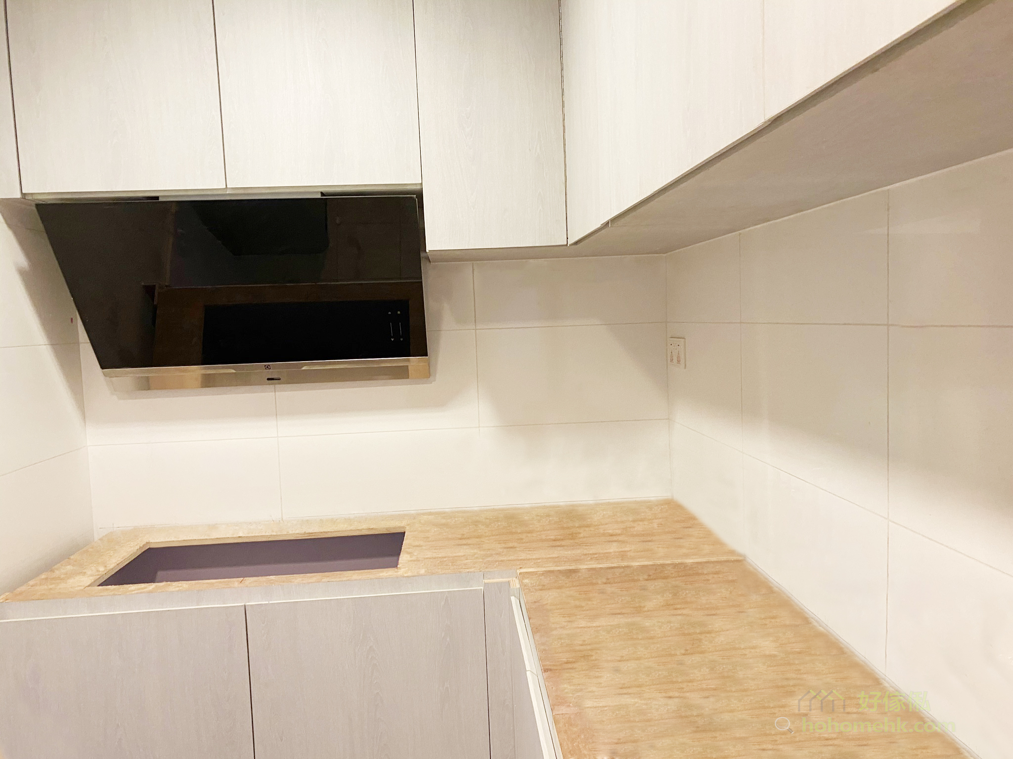 廚具的吊櫃和地櫃部份用同一個顏色，廚房就能保持整體的和諧性，不會有空間被割裂開的感覺