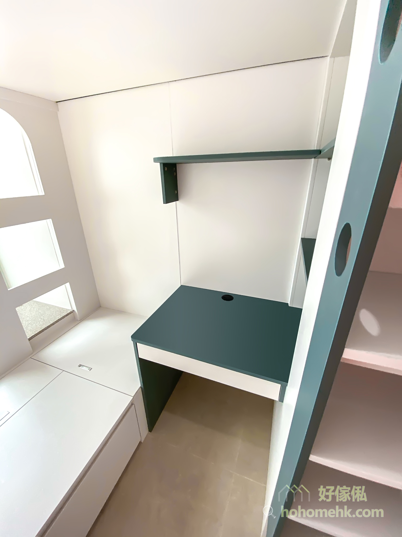 台灣設計師將爬梯融入成為儲物櫃的一部份 —— 最前的部份是爬梯的腳踏部份、中間是開放式的儲物櫃，後方則成為側面書枱的延伸儲物空間