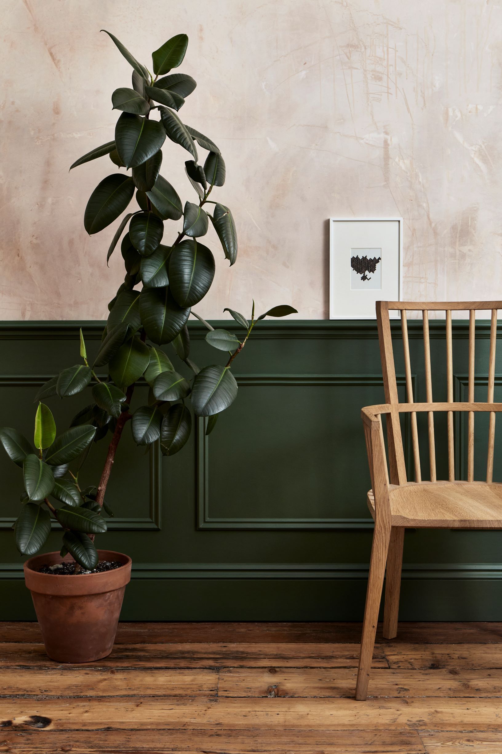 外國很流行將房間的牆身油成墨綠色，配搭原木色系統櫃有種清新送爽的感覺