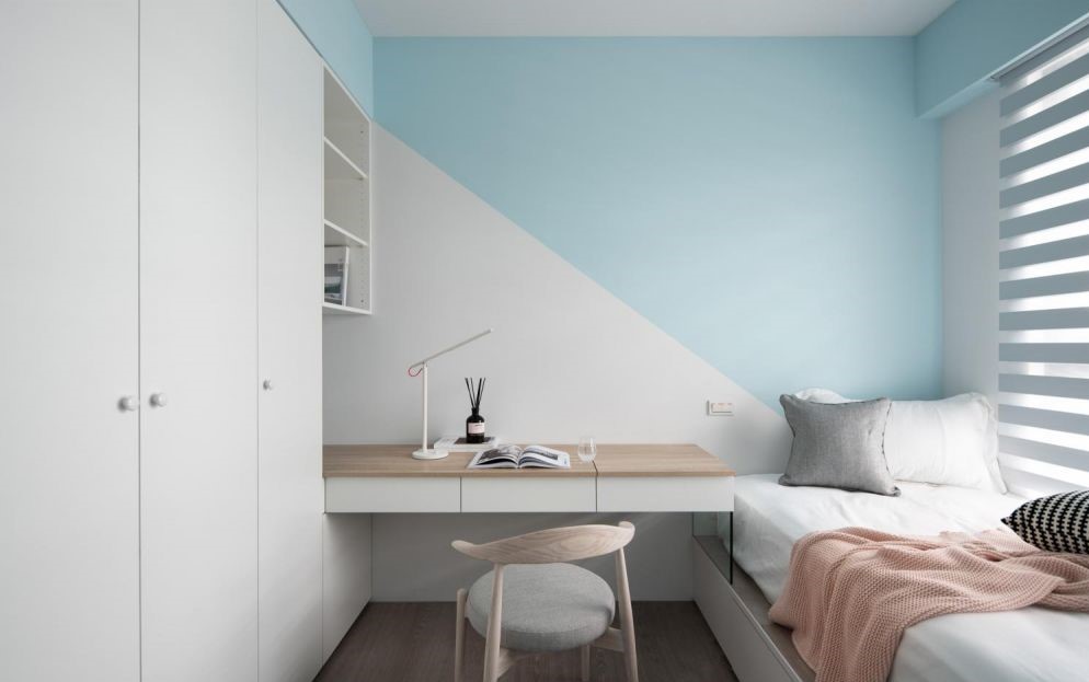 為空間牆身及家品選個清爽的冷感色調，例如淺藍、粉藍，或粉綠色調都有降溫效果。與白色為主調的系統櫃碰在一起，就能為空間去除悶熱感受