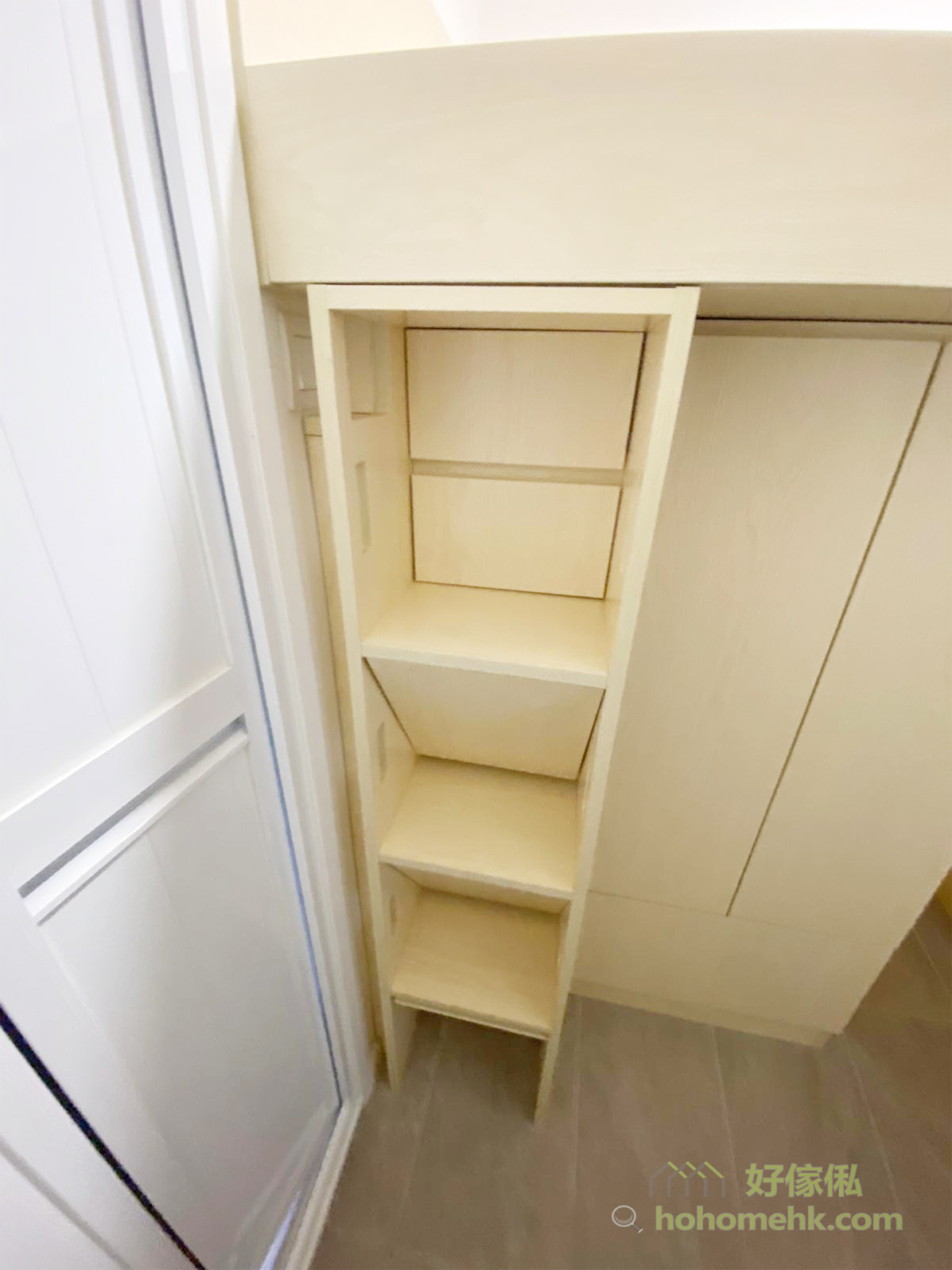 樓梯櫃讓工人姐姐可以輕鬆爬上上格床，同時又有儲物的機能，善用空間