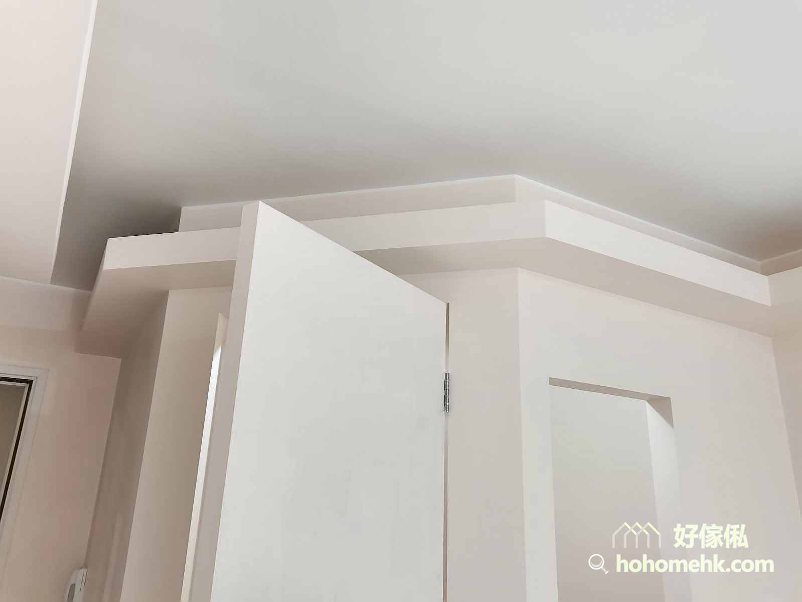 木板除了可以用來做系統櫃和隔間外，還可以建造天花板燈槽。圍著全屋空間訂做一整列的燈槽，柔和的光線讓空間充滿溫馨感與造型感