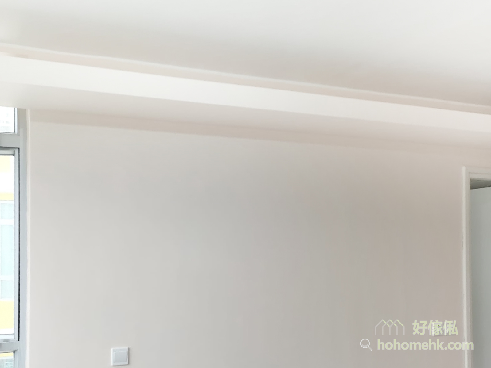 木板除了可以用來做系統櫃和隔間外，還可以建造天花板燈槽。圍著全屋空間訂做一整列的燈槽，柔和的光線讓空間充滿溫馨感與造型感