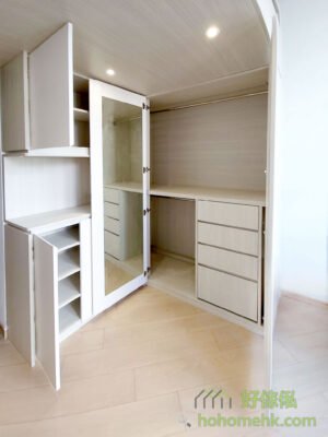客廳小夾層/閣樓床/樓梯櫃，雖然做了小夾層後，下層置物櫃的高度會被壓縮，但用來放C字櫃、鞋櫃和衣櫃也可儲存很多東西和雜物，對開放式空間來說尤其重要