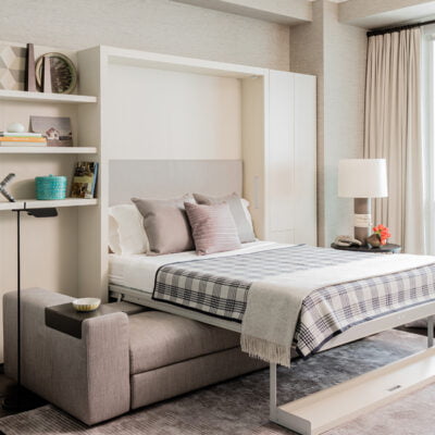 臥室放一張隱壁床可以節省空間，在客廳放一張摺疊沙發床，如果有親朋好友要來過夜時就有獨立床鋪可以睡