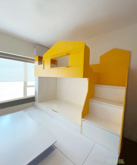 客人揀了一隻亮黃色，做成屋形的上格床圍欄和側板，不只為空間注入活力，亦可以明確地劃分出活動空間和睡眠區