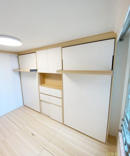 長方形的睡房可以並排裝上兩張隱形直翻床，兩張床中間的中空櫃更可擔當床頭櫃的角色，兩張床都有床頭的儲物空間，非常方便