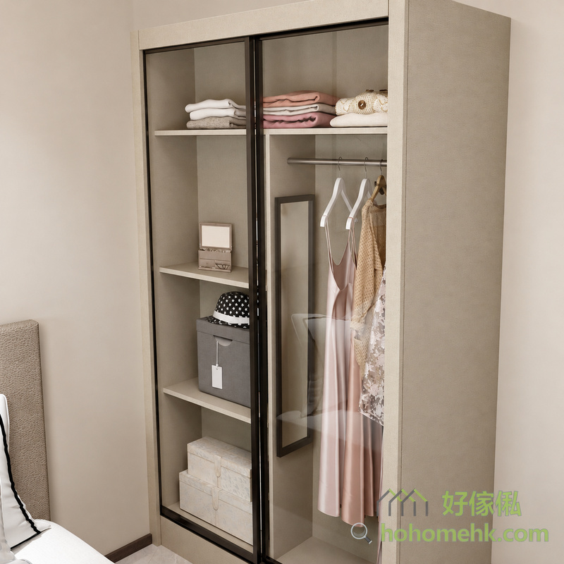 睡房內WallaceS+奶茶色玻璃推拉門衣櫃正面全景，黑色鋁框半透明灰玻璃雙趟門其中一扇半開，透見右側掛桿掛有粉色吊帶裙及針織衣物，左側奶茶色層板存放收納盒及小物，頂層折叠衣物整齊排列，左旁淡色牆身。