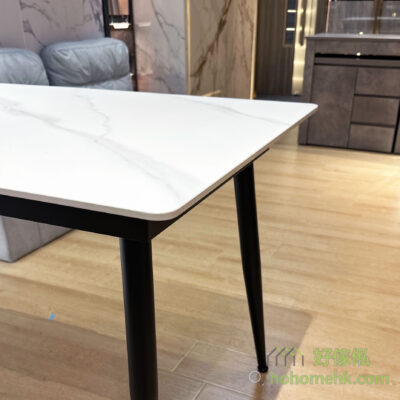 Tia岩板伸縮餐桌自帶圓角設計，圓潤不怕撞倒，配上黑砂碳素鋼的純黑桌腳，散發出現代時尚的氣派。