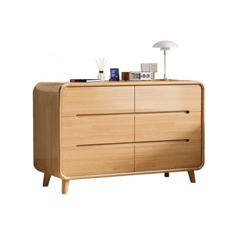 Bella實木六斗儲物櫃，原木色，寬身橫款設計，六個抽屜分兩列排列，每層設凹槽式木色把手，圓角側板配四隻錐形實木腳，櫃頂放有香薰瓶、書本、小鬧鐘及枱燈作裝飾，白色背景產品圖。