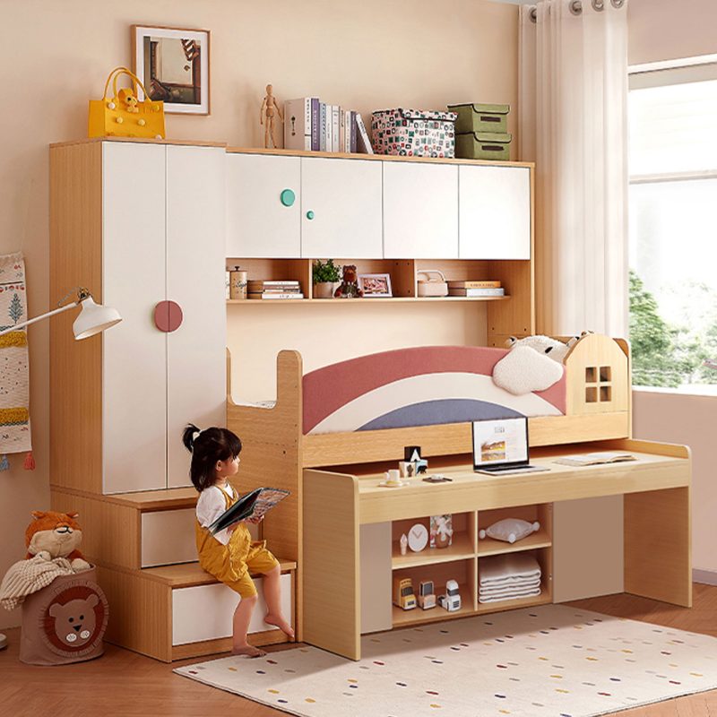 樓梯櫃設計不但上落容易，還增加了儲物空間，可讓小朋友養成自己收拾的習慣。