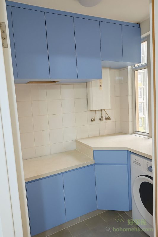 廚房空間雖然不大，但透過L形設計充分利用每個角落。櫃體以天藍色為主調，搭配白色牆磚，清新又具視覺層次感。這樣的設計讓每次入廚都輕鬆愉快，為小空間注入大功能。