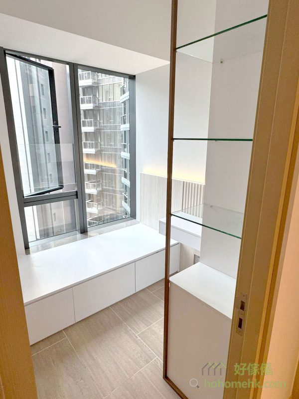 櫃身與牆身融入隱藏式LED燈帶，除了在夜晚營造柔和氣氛，更可作為功能性照明。燈光經過精心設計，讓每一個角落都散發舒適的光線，同時突顯傢俬的層次感與細節。