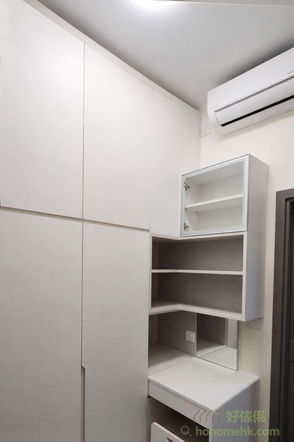 衣帽間以淺灰色櫃體為主,搭配玻璃門設計,提升通透感之餘,也方便展示香水及飾物等精品。內部布局合理,將掛衣區與儲物格巧妙結合,讓空間利用率達到最高,滿足日常收納需求之餘,還保有高質感的視覺效果。