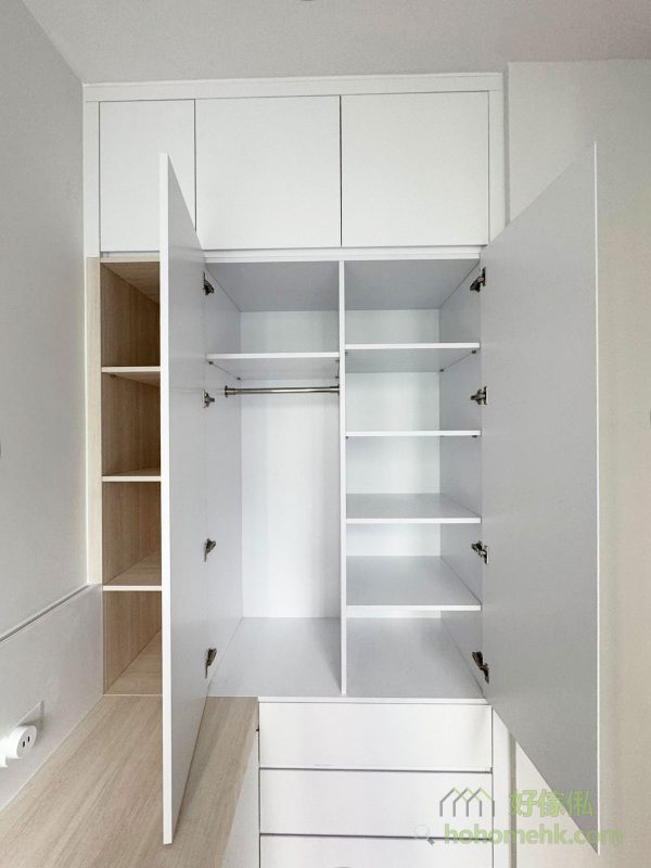 全屋以純白色為主調，讓空間看起來更加開闊、明亮，適合細單位的設計需求。櫃身、牆面及傢俬的白色表面能有效反射自然光，提升整體空間的通透感。在純白基調中加入木色元素，增添自然溫暖感；白雲石紋則提升整體質感，營造優雅且現代的氛圍。