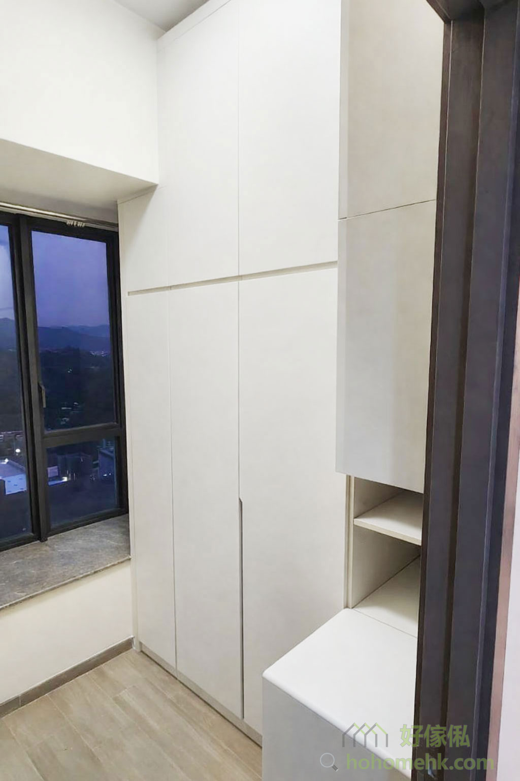 衣帽間以淺灰色櫃體為主,搭配玻璃門設計,提升通透感之餘,也方便展示香水及飾物等精品。內部布局合理,將掛衣區與儲物格巧妙結合,讓空間利用率達到最高,滿足日常收納需求之餘,還保有高質感的視覺效果。