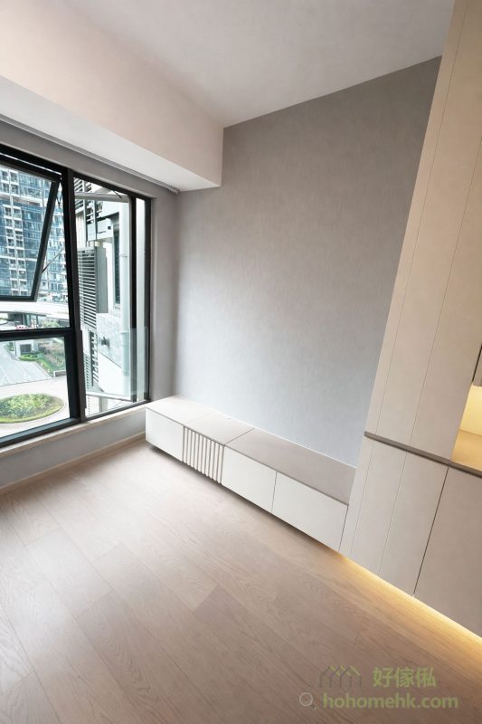 兩個廳櫃的設計以直線條為主，櫃身表面平整，沒有多餘的裝飾，令空間顯得整潔利落。這種設計不僅凸顯現代感，亦能讓視覺效果更為清爽，特別適合香港狹小的居住空間，令室內環境看起來更加寬敞。