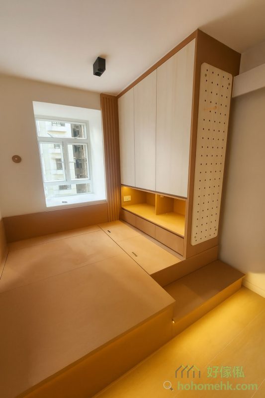 訂造吊趟門：房門與衣櫃一併設計、訂造及安裝，尺寸更貼合，流線型設計讓整體視覺更和諧。收納與多功能結合：睡房內的訂造衣櫃，將儲物功能巧妙融入設計，令空間更實用。